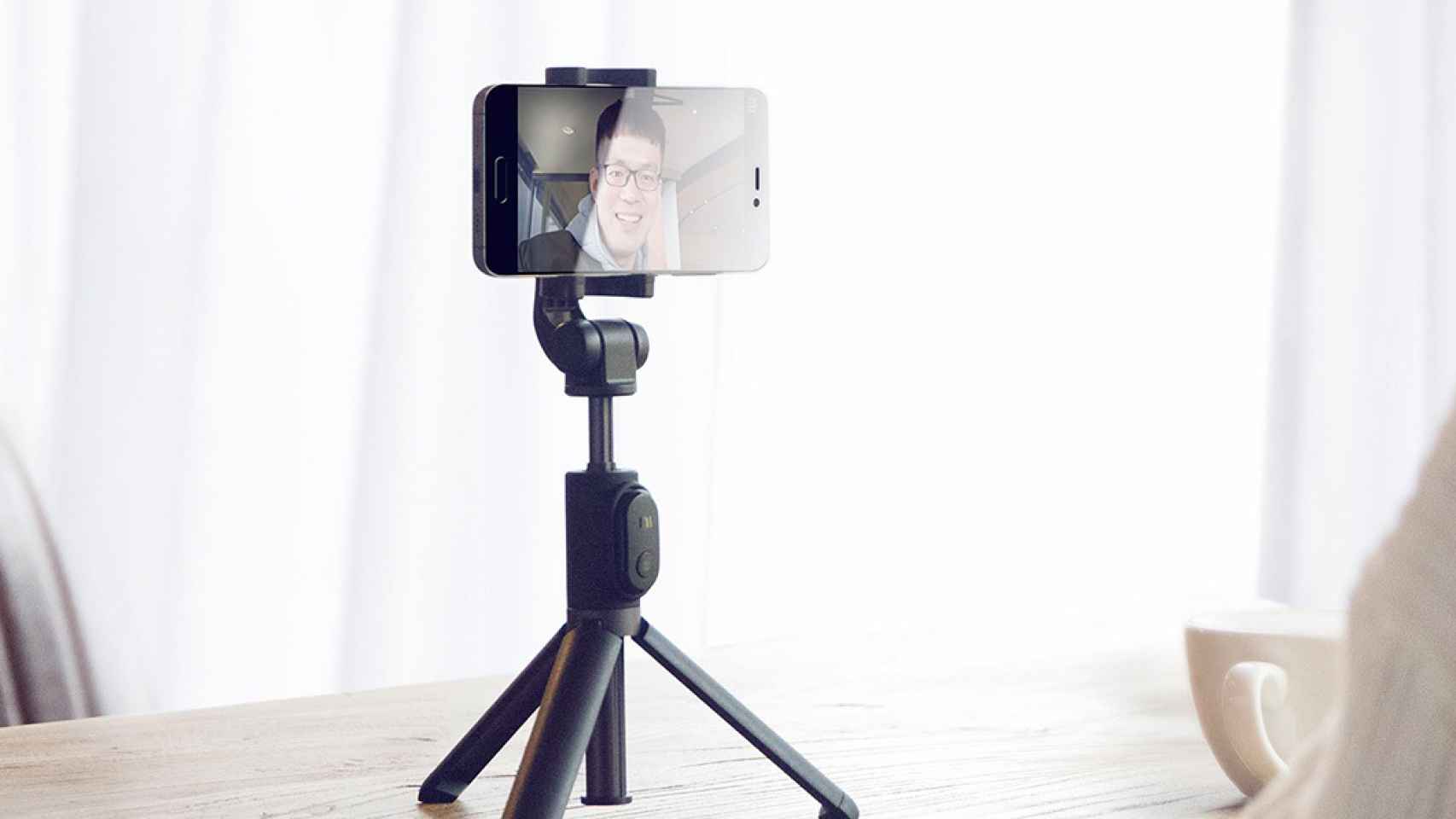 Xiaomi crea el palo selfie definitivo: con trípode y disparador a distancia