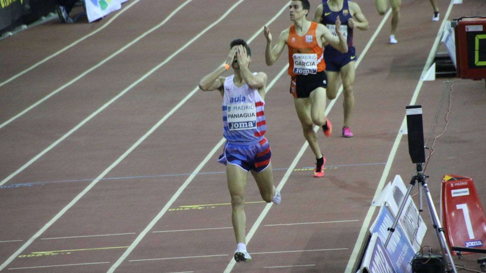 Sergio Paniagua cruza la línea de meta en primera posición.