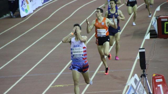 Sergio Paniagua cruza la línea de meta en primera posición.