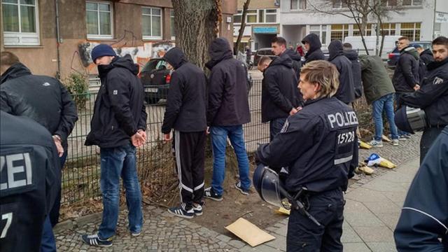 Ultras del Eintracht y el Hertha.