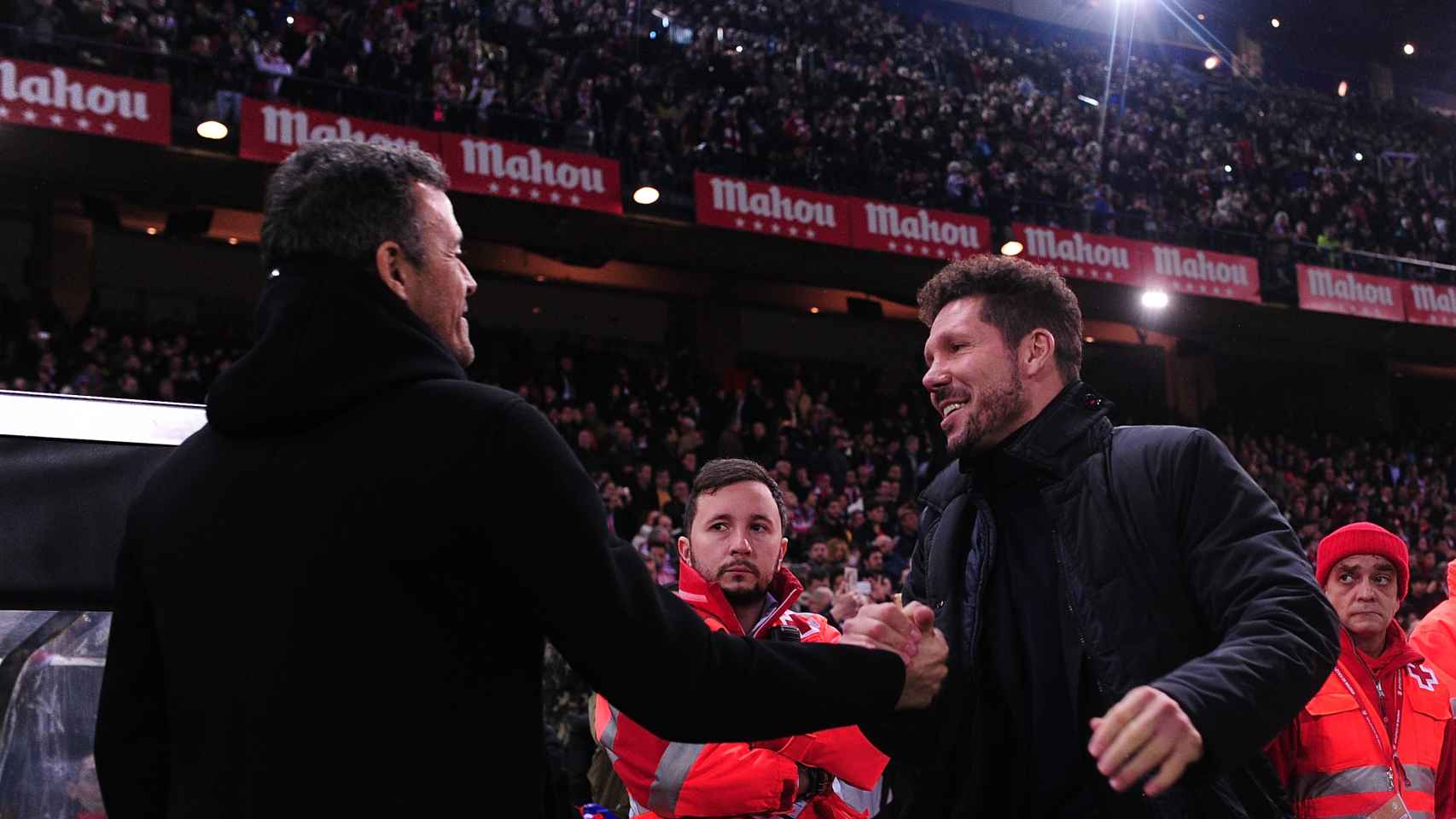 Simeone le da la mano a Luis Enrique antes del partido de ida de la Copa del Rey.