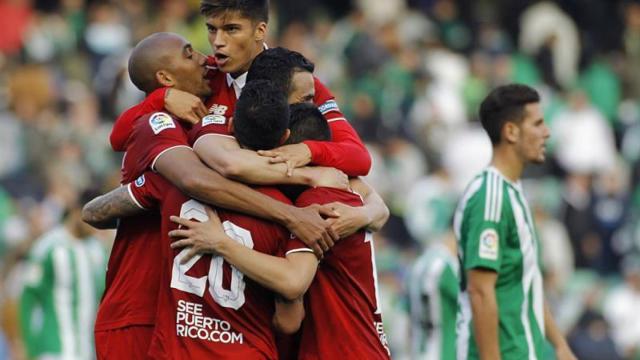 Los jugadores del Sevilla celebran el segundo tanto de Iborra.