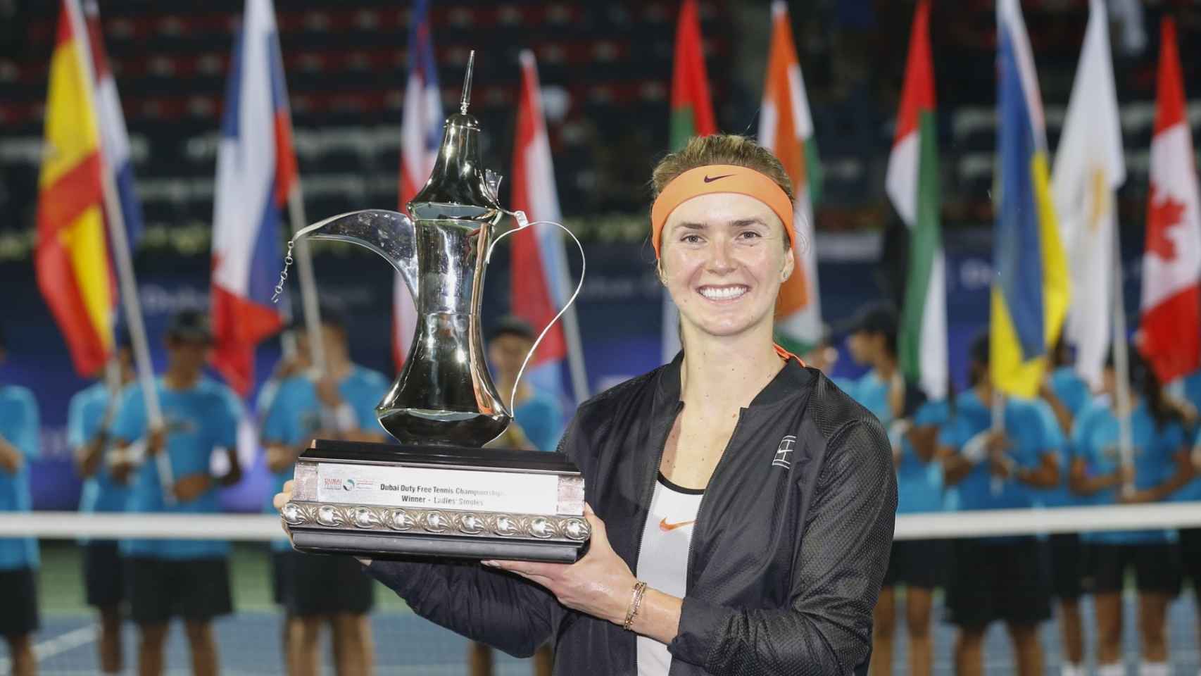Elina Svitolina con el trofeo de campeona de Dubái.