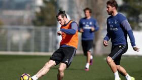 Bale y Ramos en la lucha por el balón