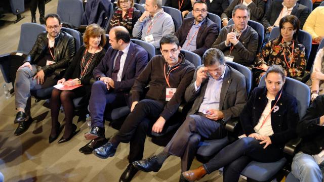 Los responsables de la Gestora del PSOE durante el foro económico.