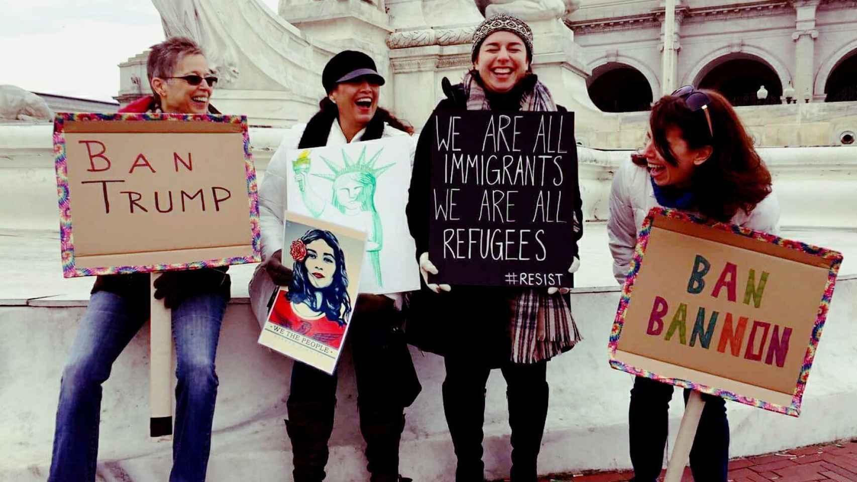 Dina Potter con sus amigas en una protesta en Union Square, en Washington.