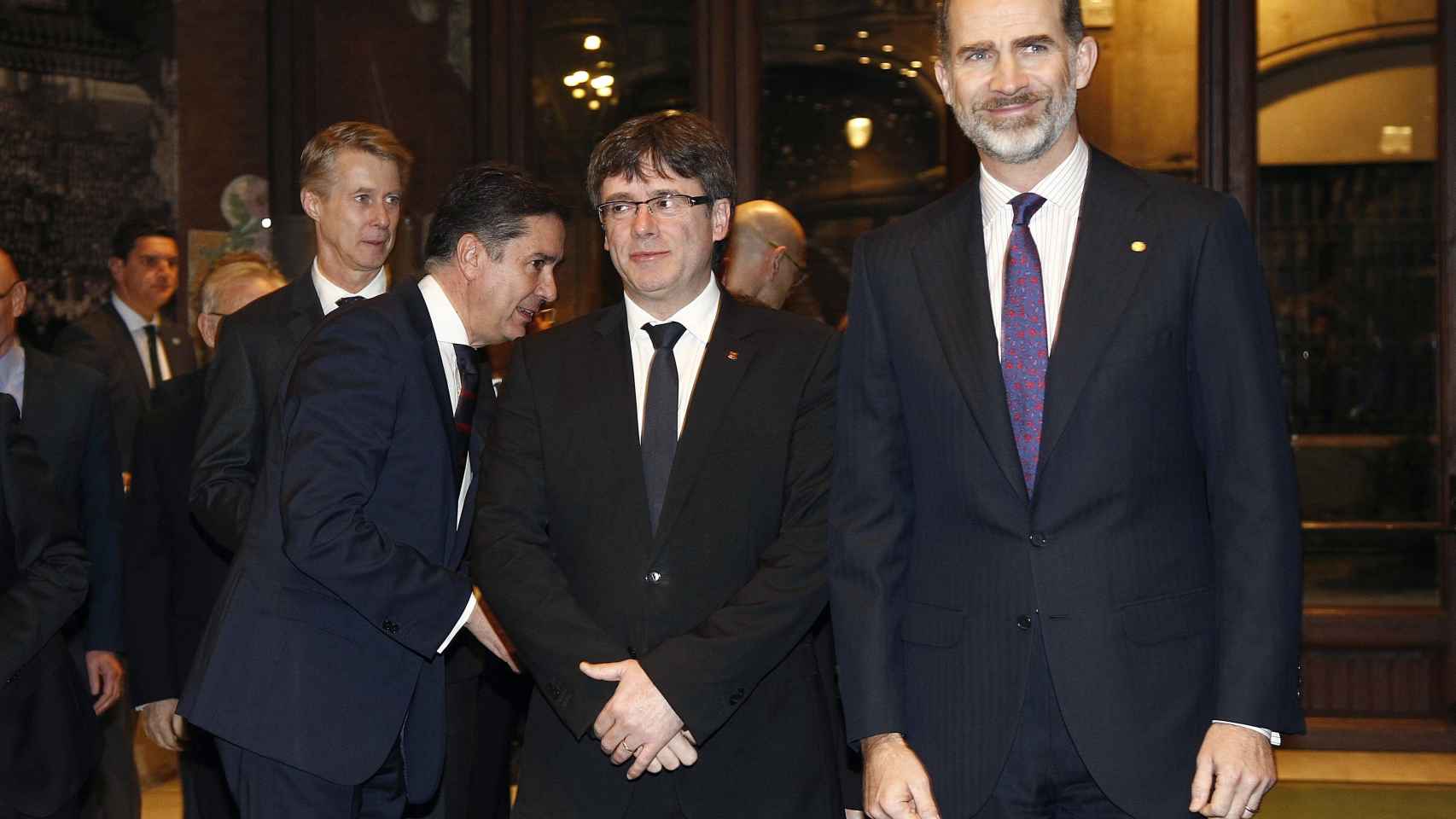 El rey Felipe VI junto al presidente de la Generalitat, Carles Puigdemont, este domingo.