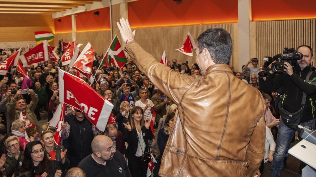 Sánchez, este domingo, con la chaqueta que lleva en muchos mítines.