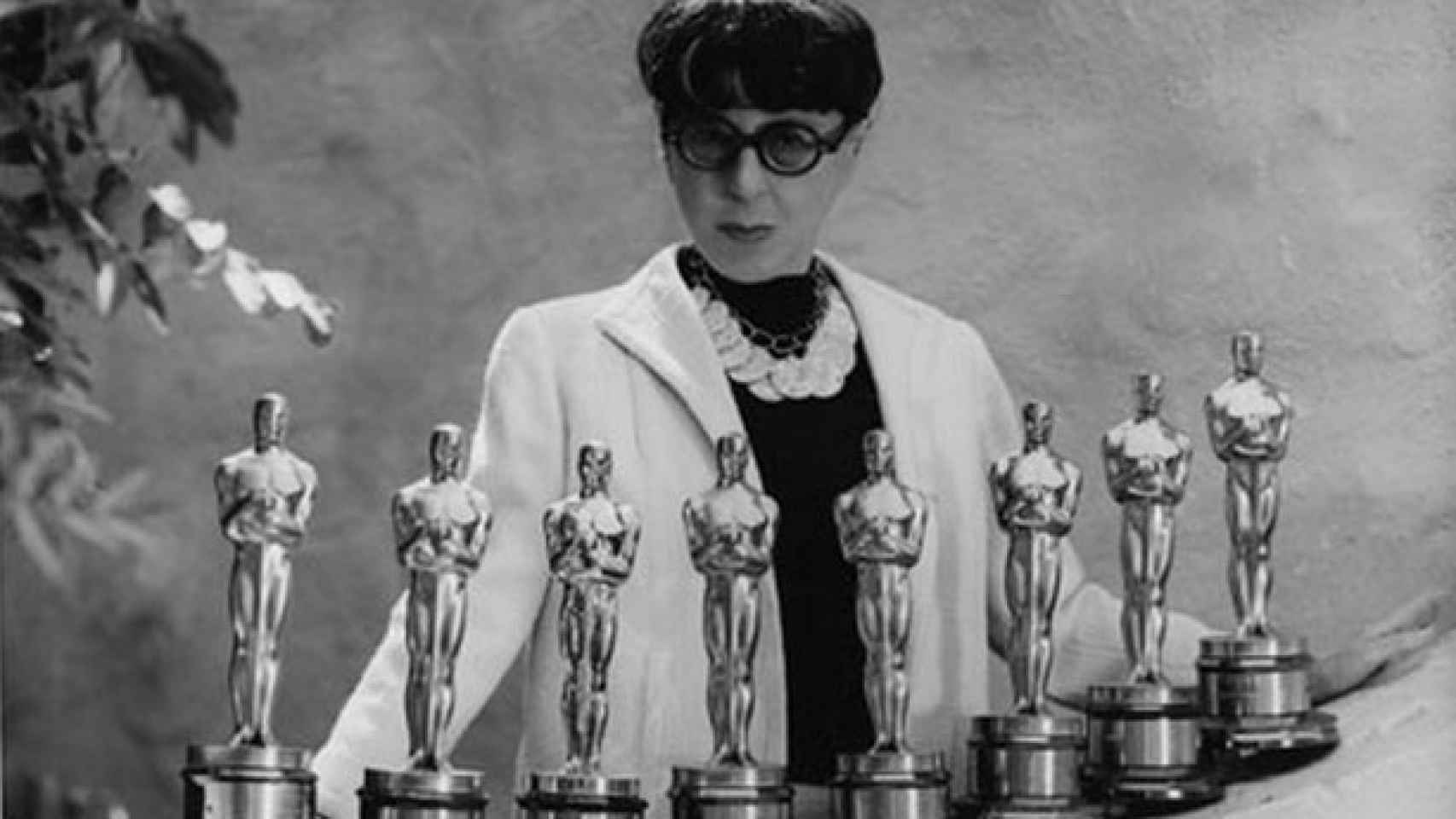 La diseñadora Edith Head, con sus ocho Oscar al Mejor Diseño de Vestuario, ostenta el récord.