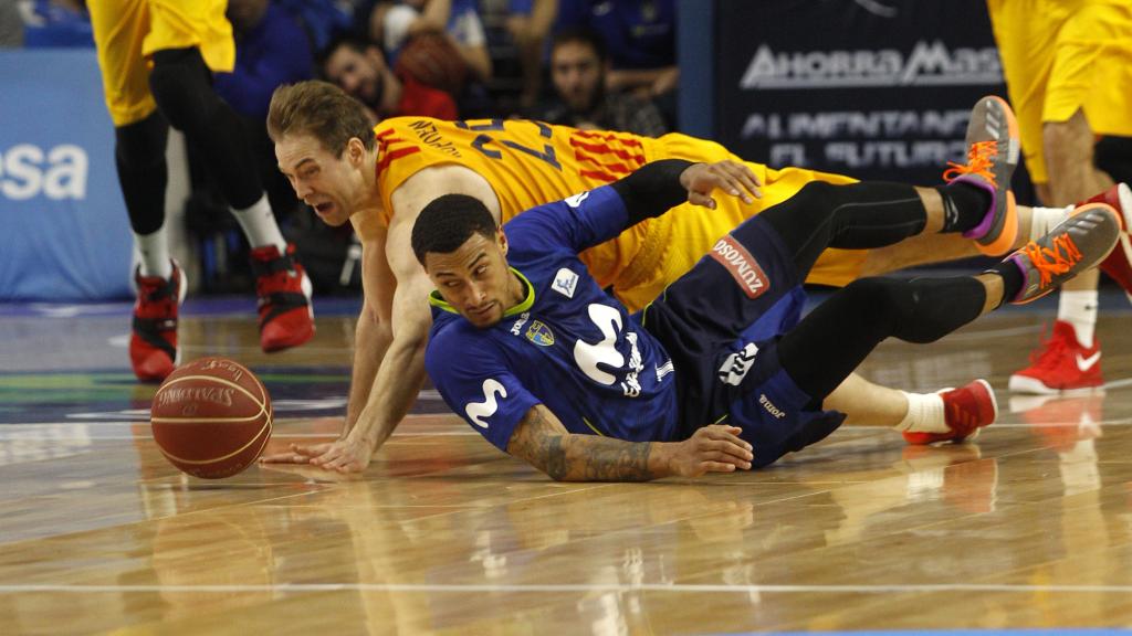 Jackson y Koponen disputan un balón.