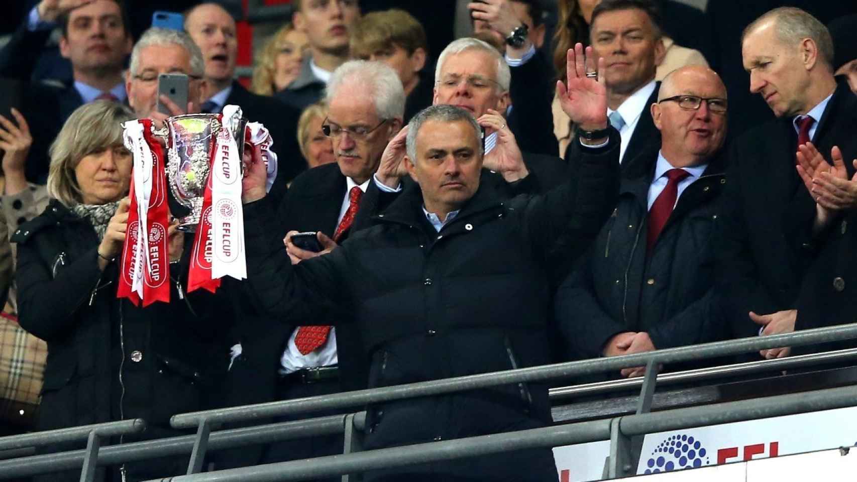 Mourinho celebra la EFL Cup  Foto: manutd.com