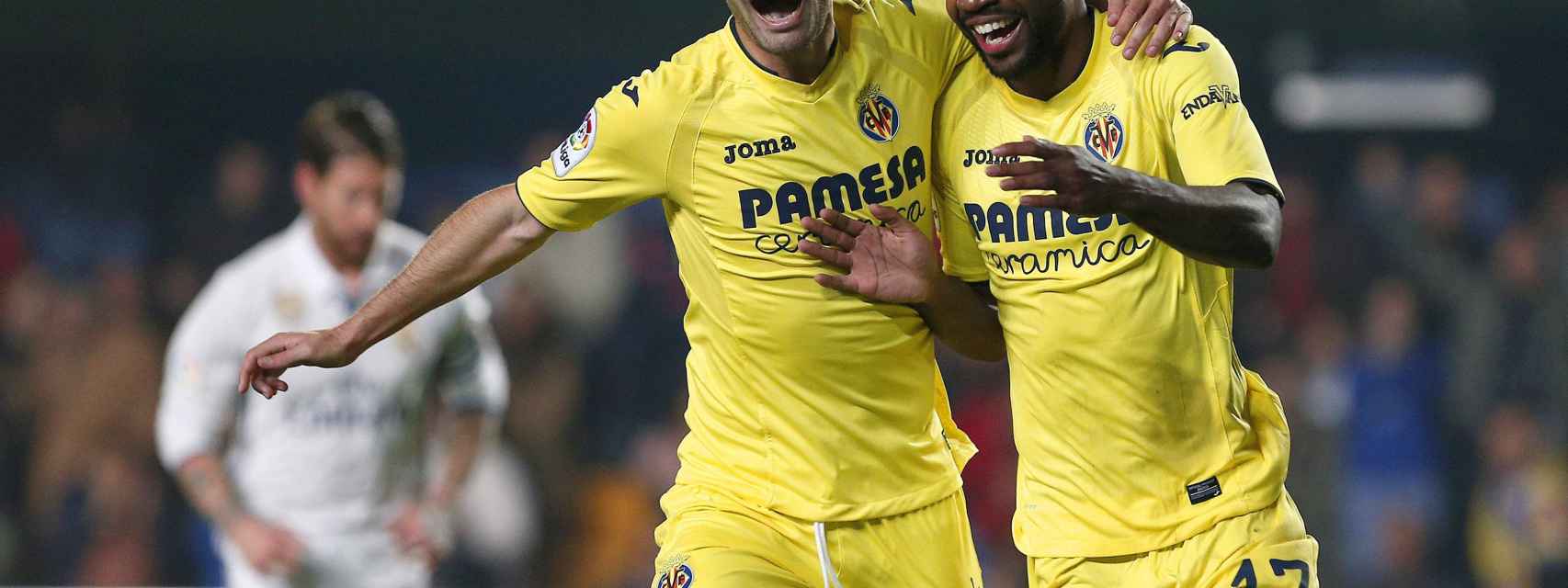 Bakambu celebra su gol con el Villarreal.