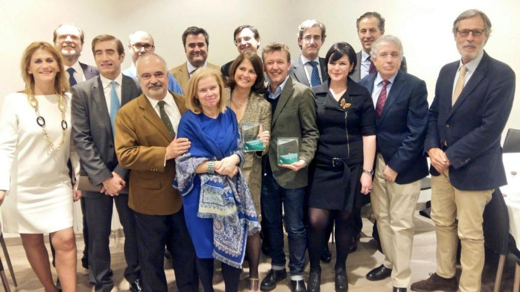 Pablo Romero, en el centro con el galardón, junto al jurado de Hay Derecho.