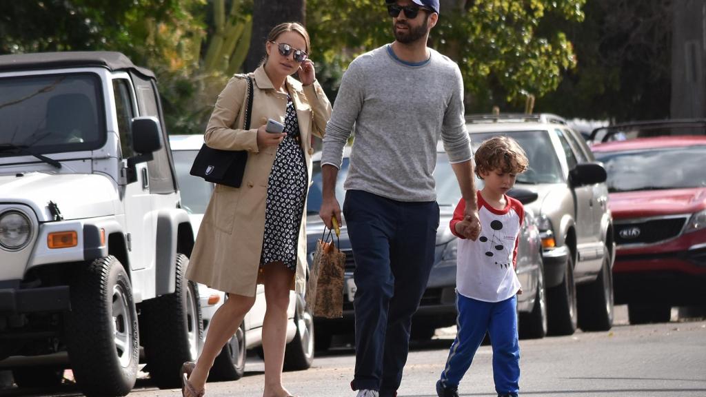 La actriz junto aus marido Benjamin Millepied y su hijo.