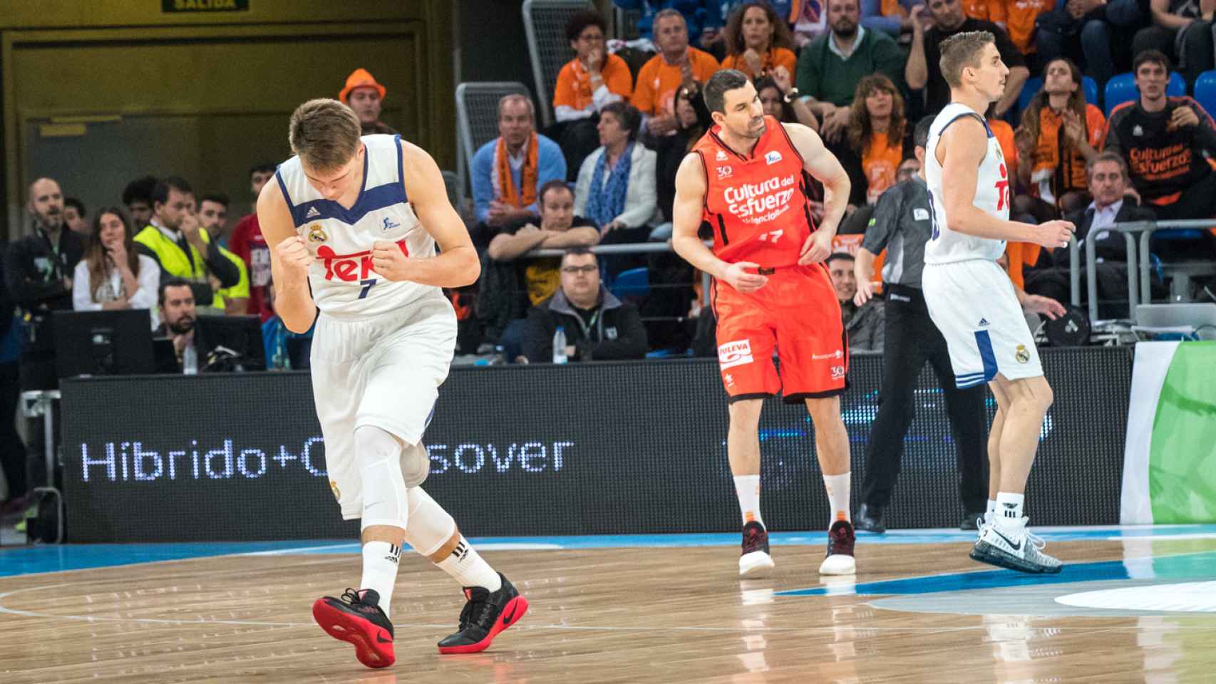 Luka Doncic celebra una canasta contra el Valencia Basket.