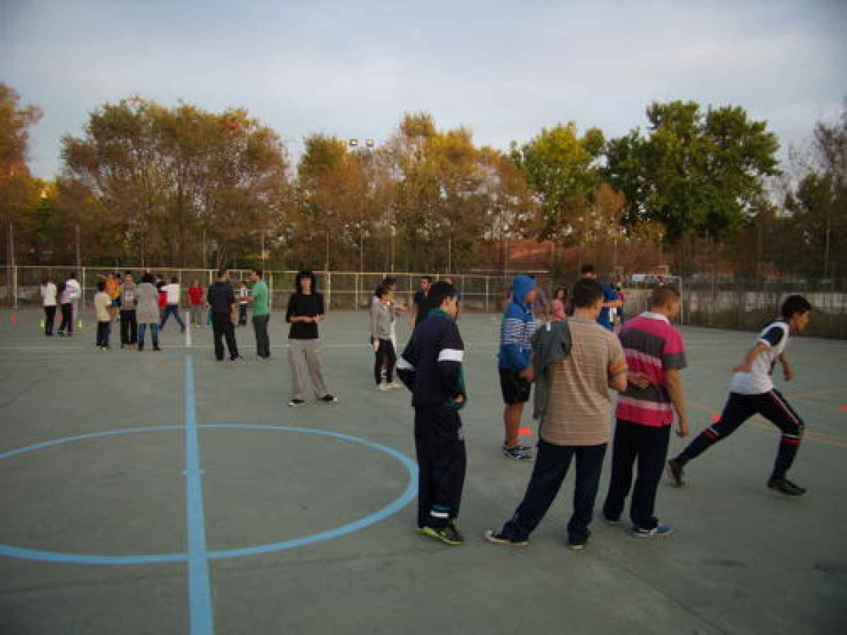 Niños de etnia gitana practican deporte.