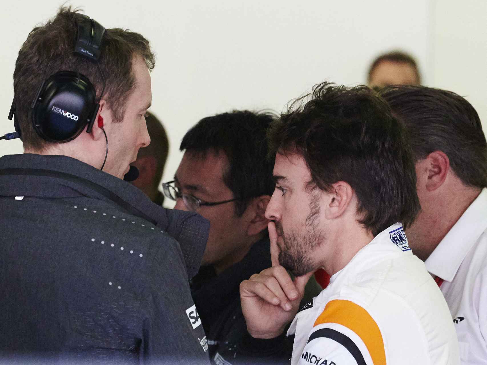 Alonso conversa con sus mecánicos.