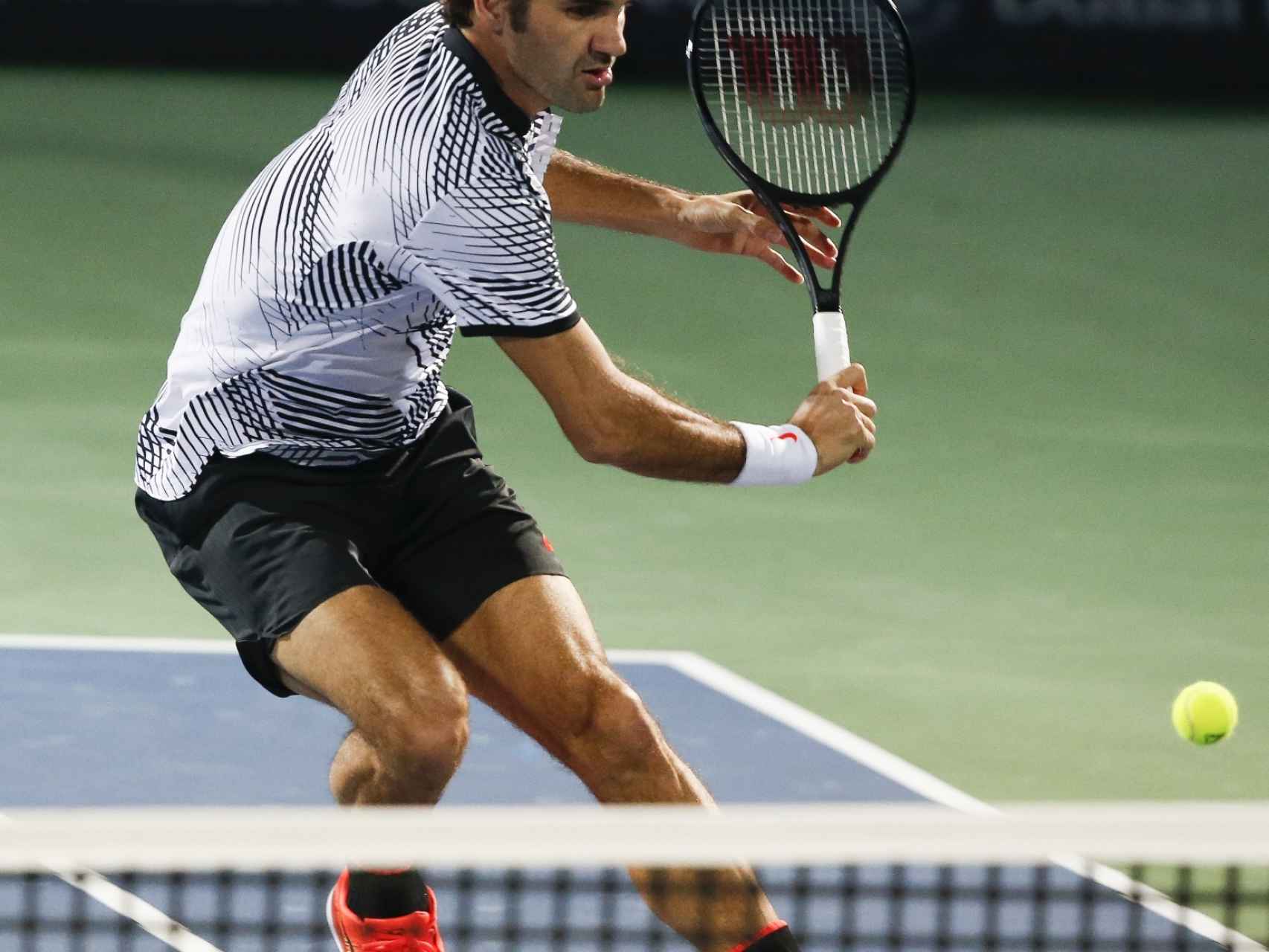 Roger Federer intenta alcanzar una bola en Dubái.
