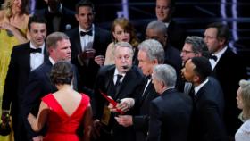 Warren Beatty se equivoca al anunciar el Oscar a la mejor película