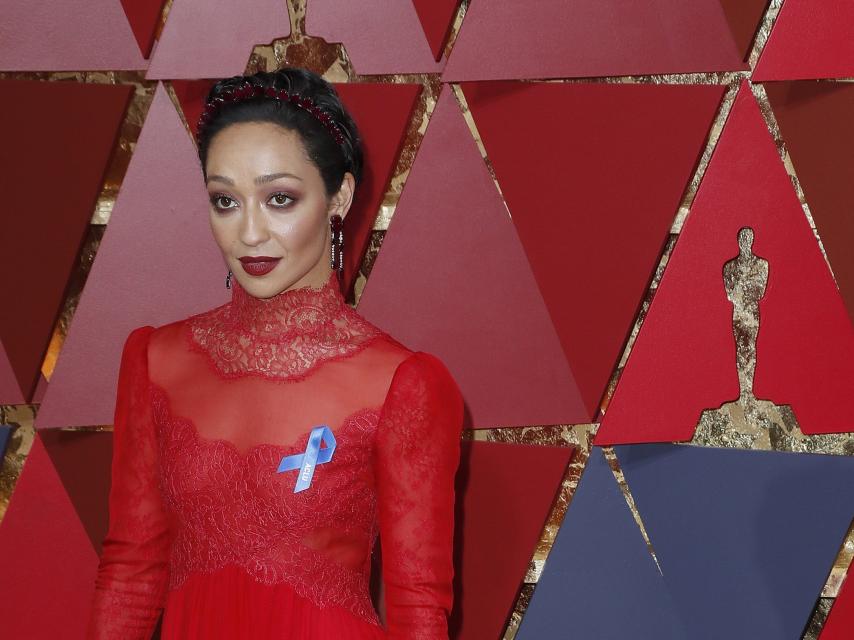 Ruth Negga con el lazo azul por los derechos civiles.