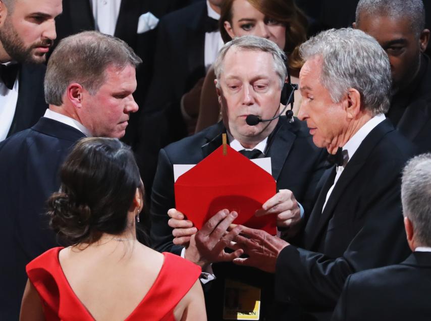 Warren Beatty en plena confusión de tarjetas y sobres.