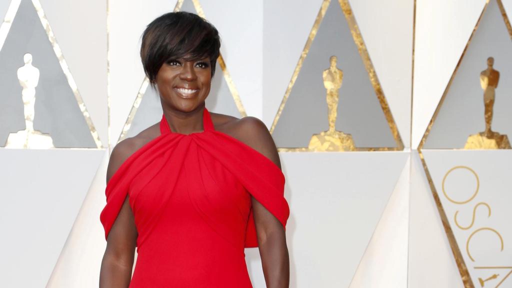 Viola Davis posa en la alfombra roja de los premios Oscar