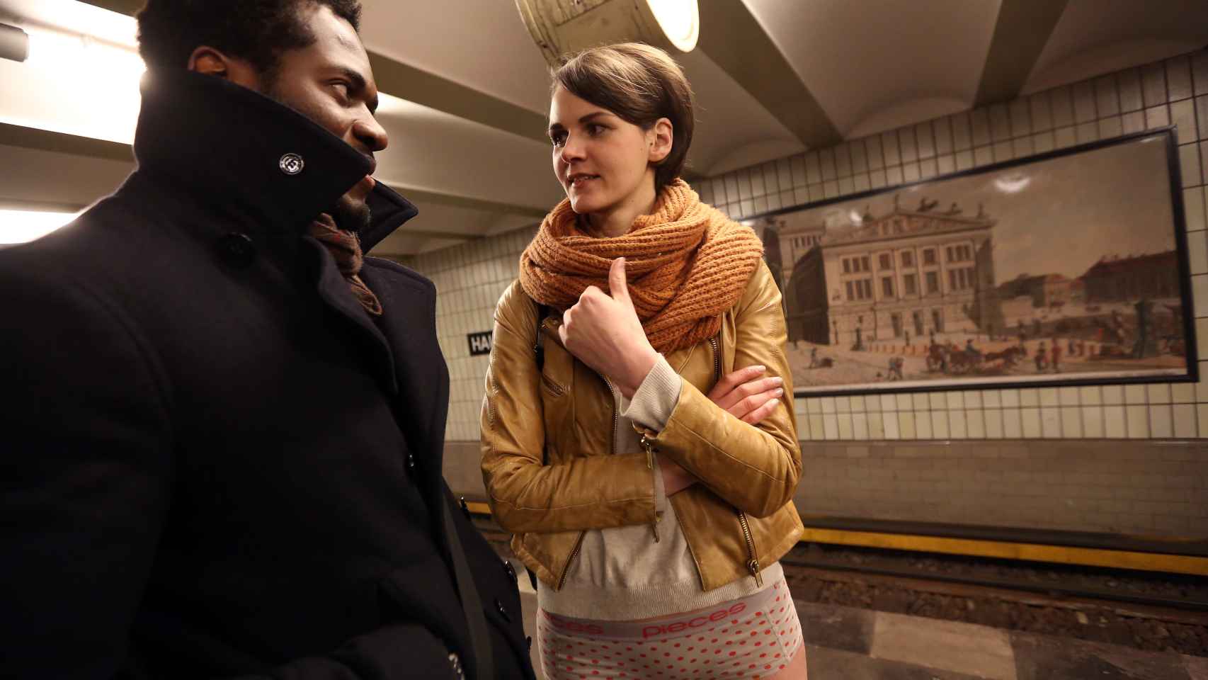 Un chico y una chica se miran en el metro de Berlín.