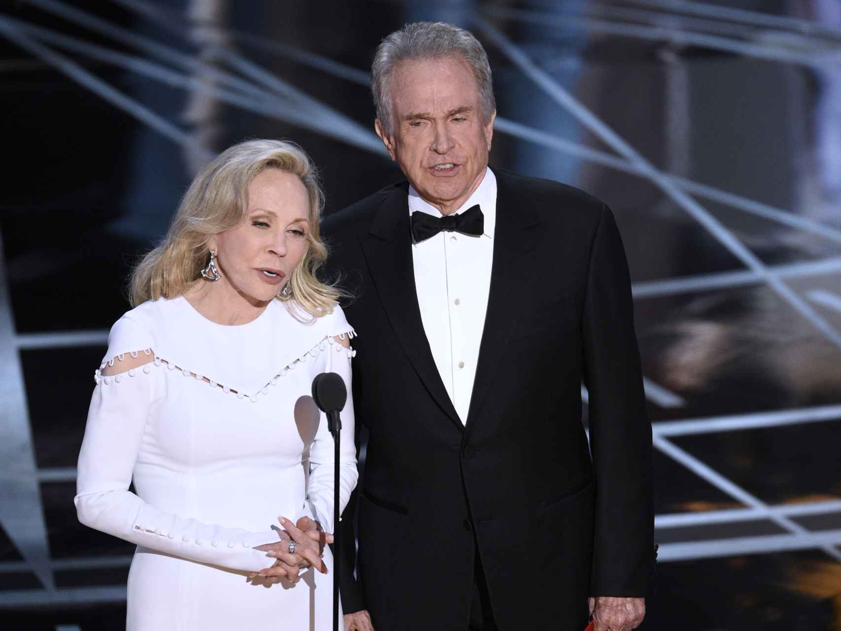 Warren Beatty y Faye Dunaway en la entrega de los Premios Oscar.