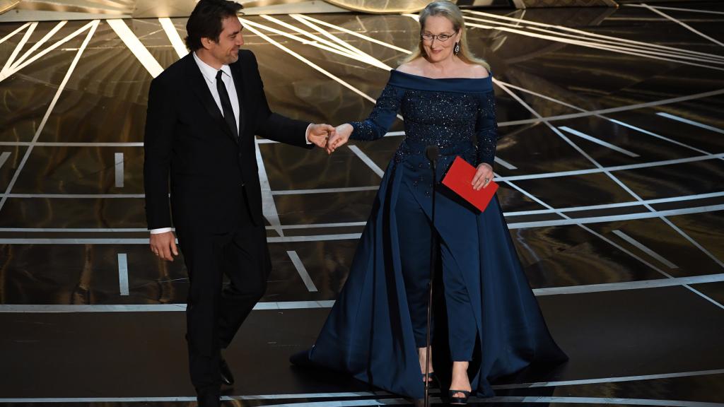 Meryl Streep por Elie Saab en el escenario del Dolby Theatre anoche para presentar un premio junto a Javier Bardem. | Foto: Getty Images.