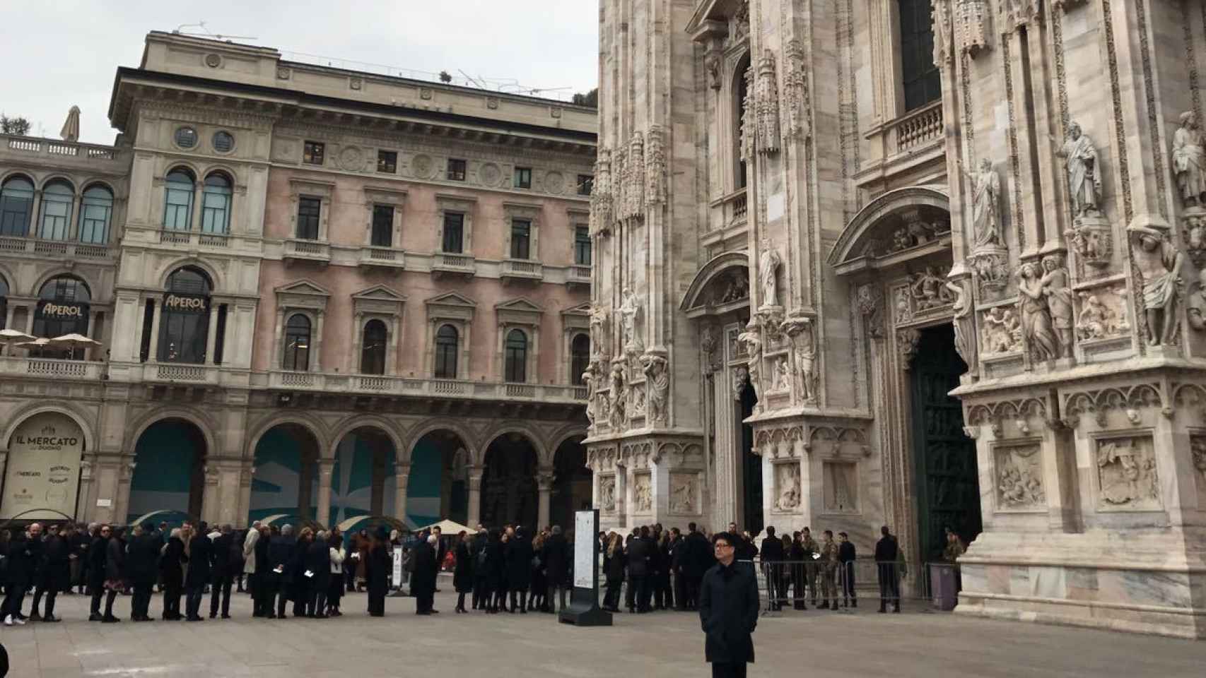 La salida del Duomo en el funeral de Franca Sozzani. | Foto: Andrés Rodríguez.