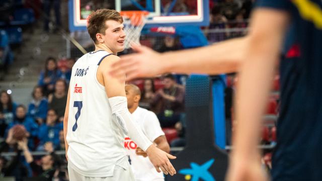 Luka Doncic ríe nada más consumarse la prórroga copera contra el Andorra.