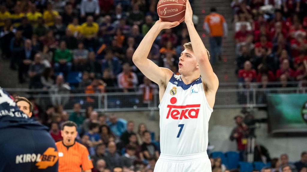 Luka Doncic lanza durante un partido de la última Copa del Rey.