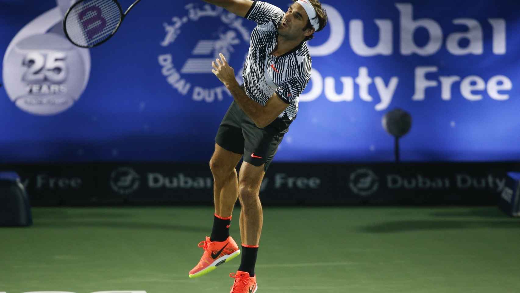 Roger Federer durante su debut en Dubái.