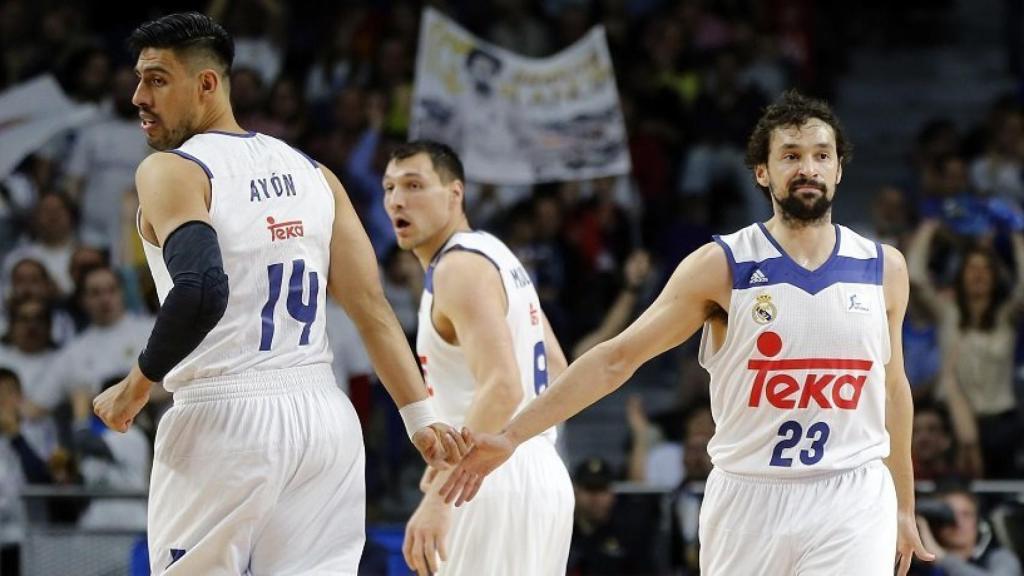 Ayón y Llull en un partido con el Madrid. Foto: ACB