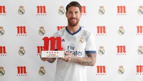 Sergio Ramos posando con el premio. Foto: Twitter: (@futbolmahou)