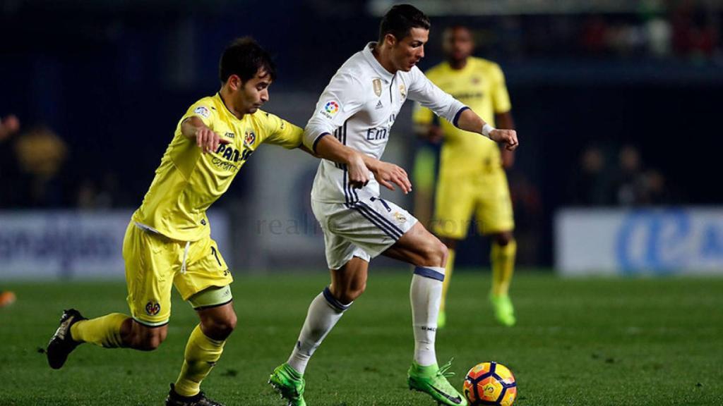 Cristiano Ronaldo luchando un balón