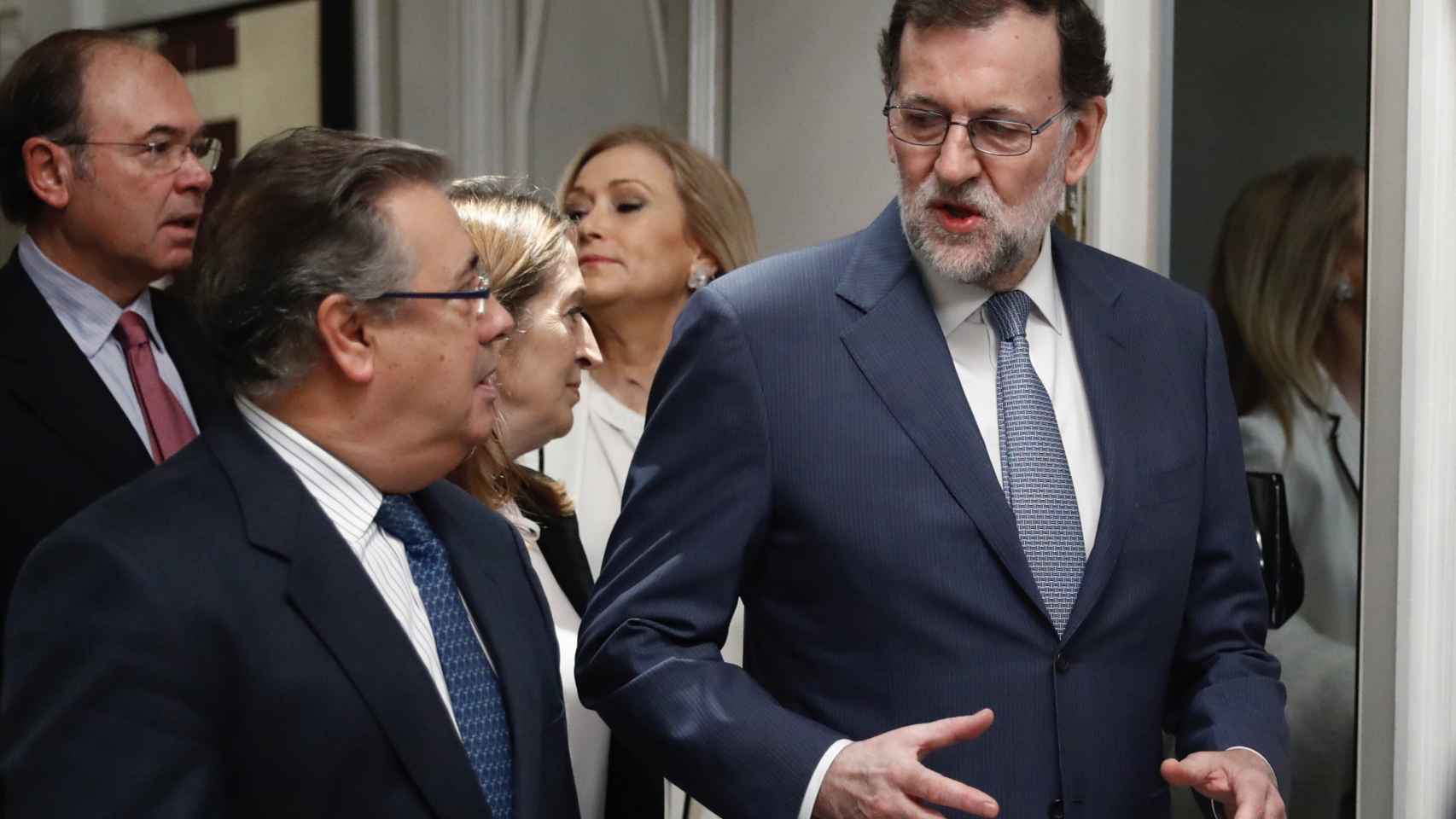 El presidente del Gobierno, Mariano Rajoy, con el ministro del Interior.