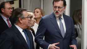 El presidente del Gobierno, Mariano Rajoy, con el ministro del Interior.