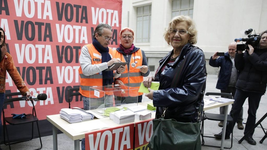 Manuela Carmena en el momento de la votación.