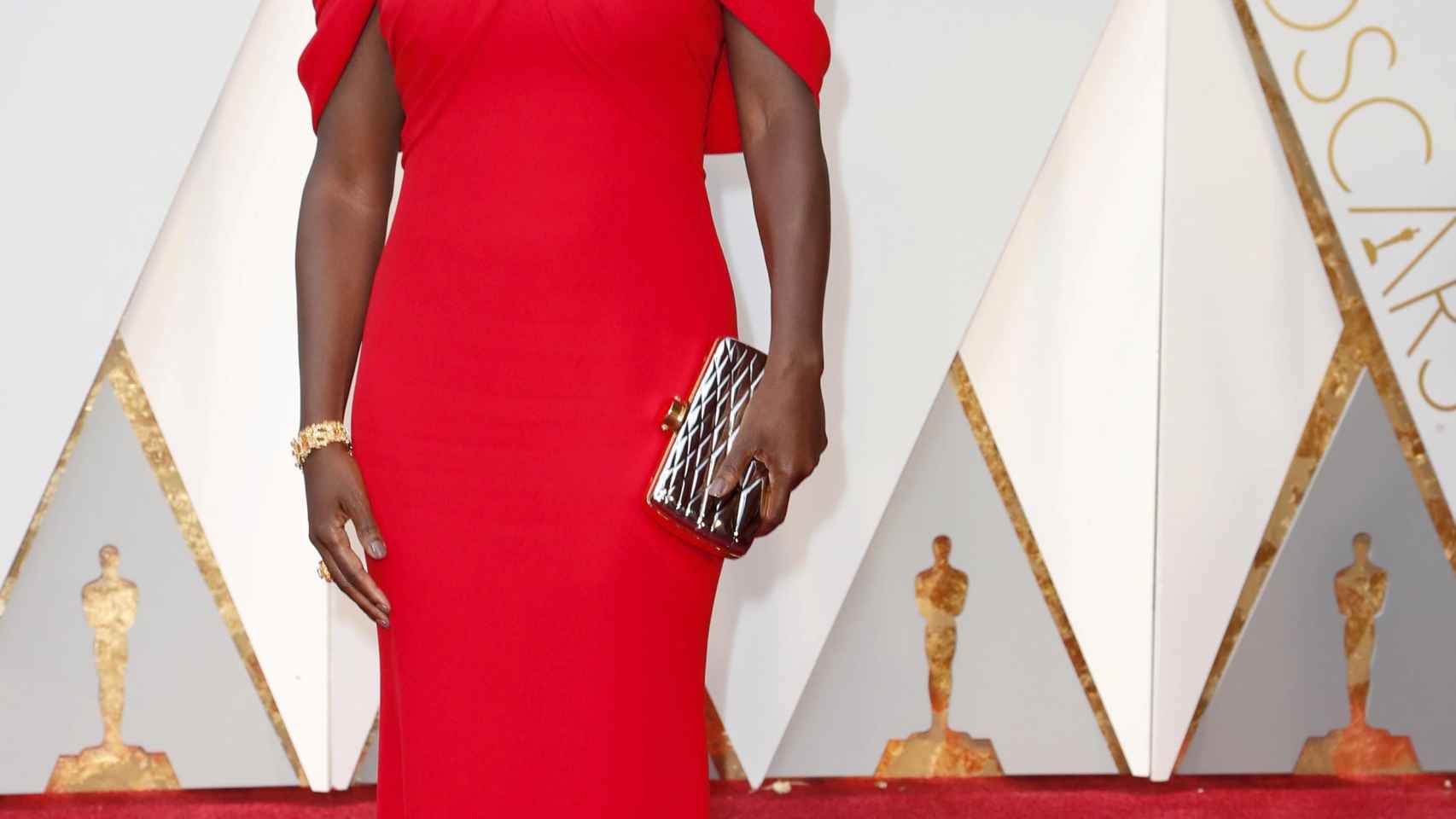 Viola Davis posa en la alfombra roja de los premios Oscar