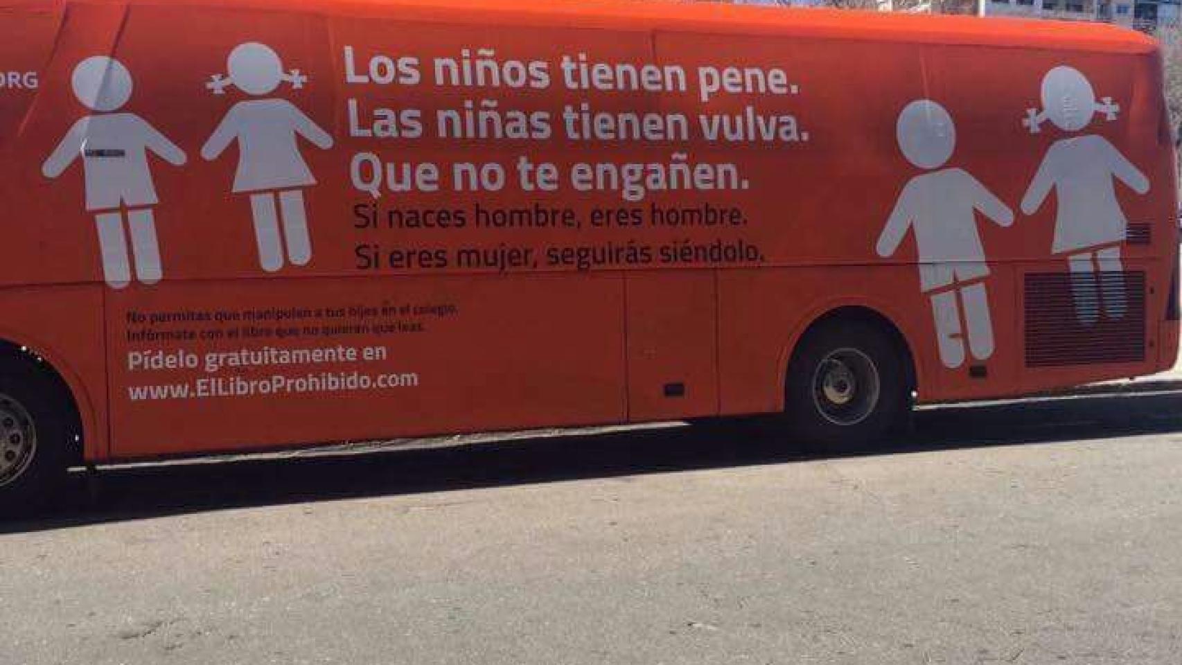 Autobús publicitario de HazteOir que este lunes ha recorrido el centro de la capital