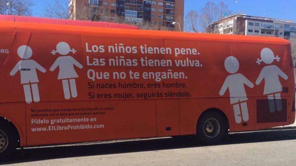 Autobús publicitario de HazteOir que este lunes ha recorrido el centro de la capital