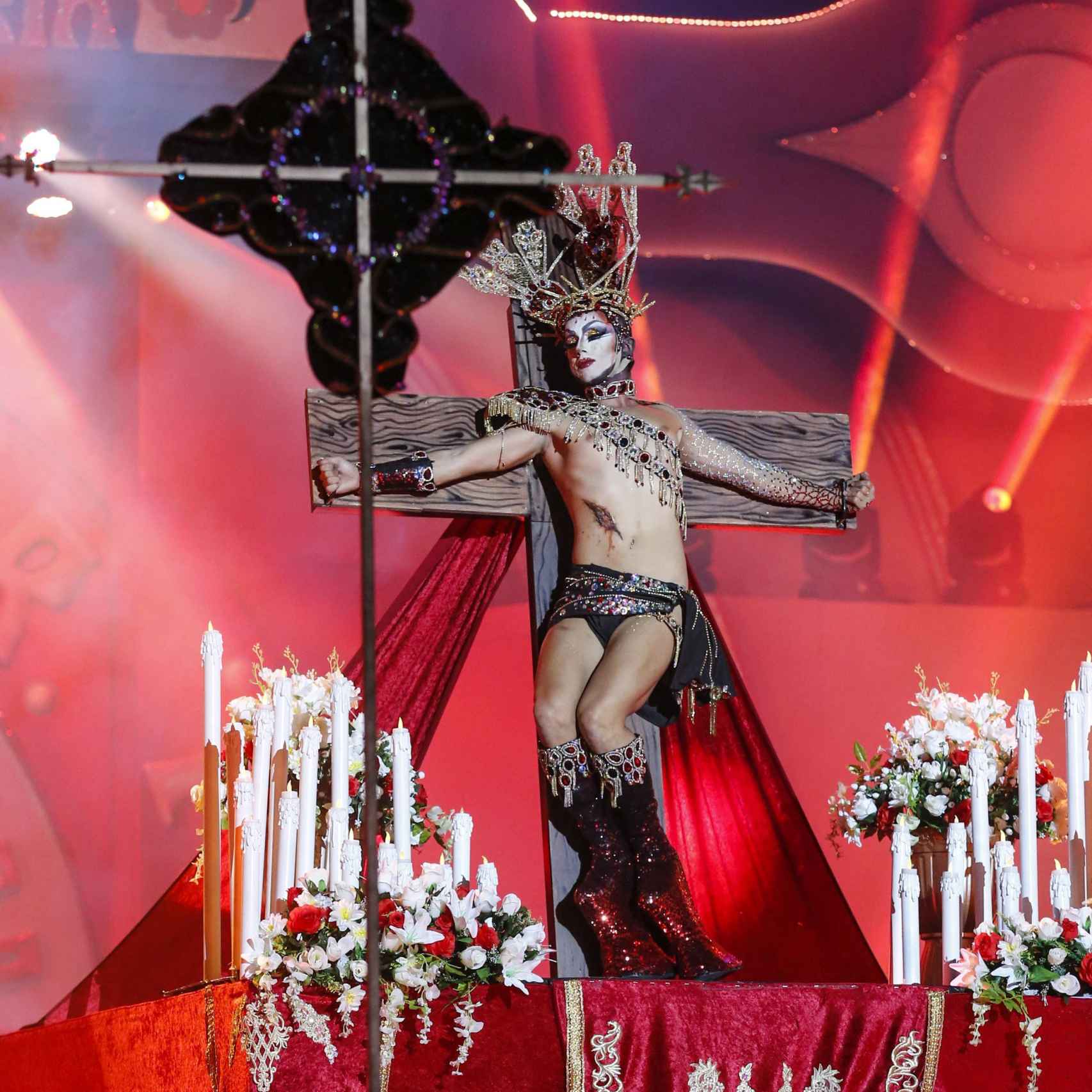 Drag Sethlas, representando la crucifixión.