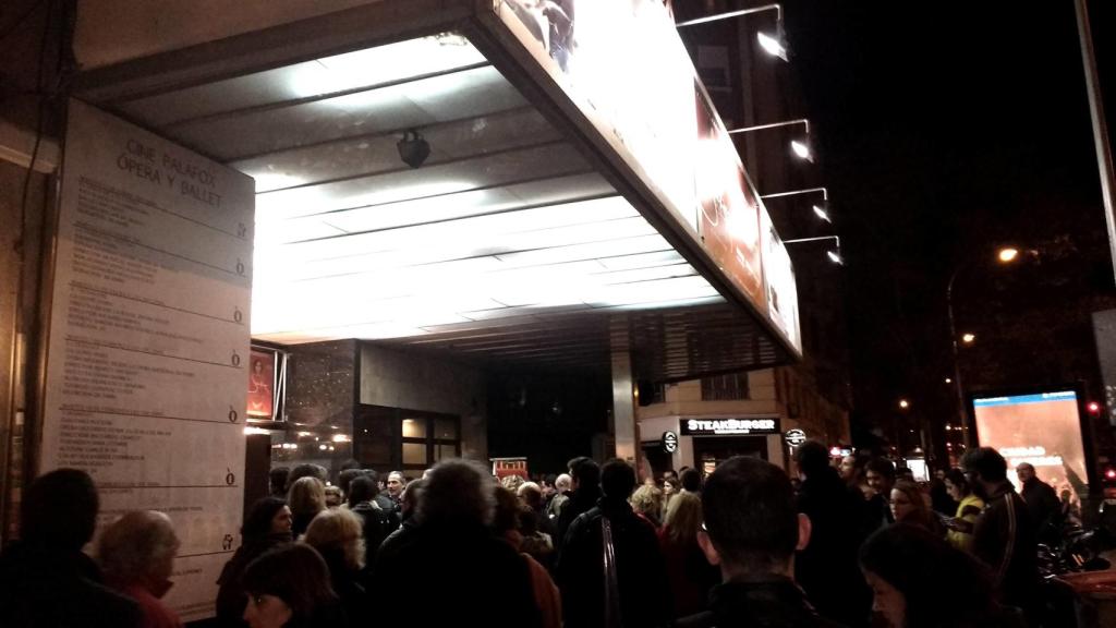 Exterior de los Cines Palafox antes de su última proyección.