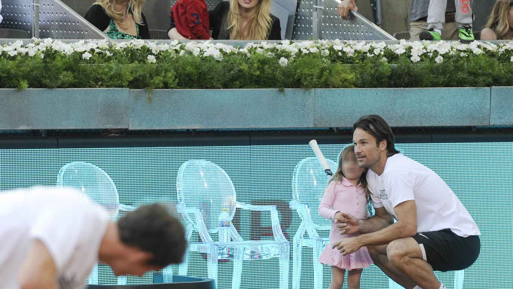 Carlos Moyá en pleno torneo de tenis bajo la atenta mirada de su mujer Carolina y sus hijos.