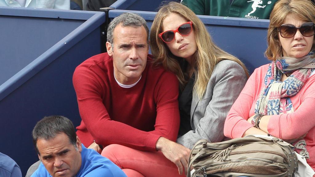 Álex Corretja y Martina Klein en las gradas del torneo de tenis Conde de Godó 2012.