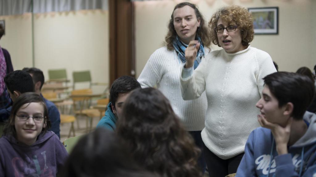 Los docentes apoyan a los alumnos en las actividades programadas para una hora de clase