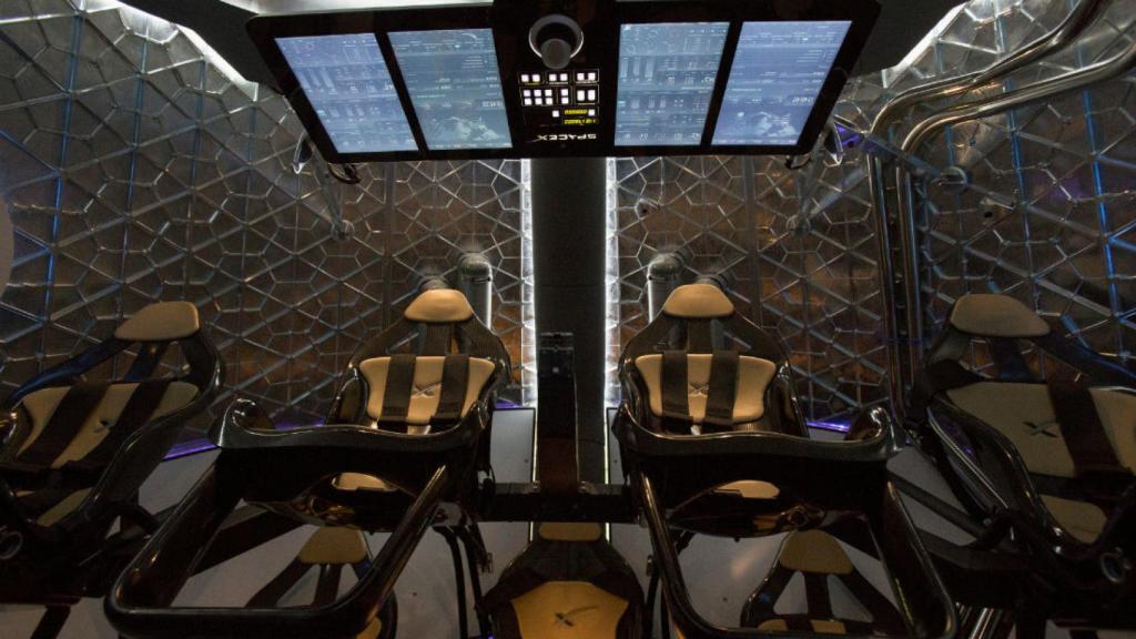 Interior de la cabina de la nave espacial Dragon.