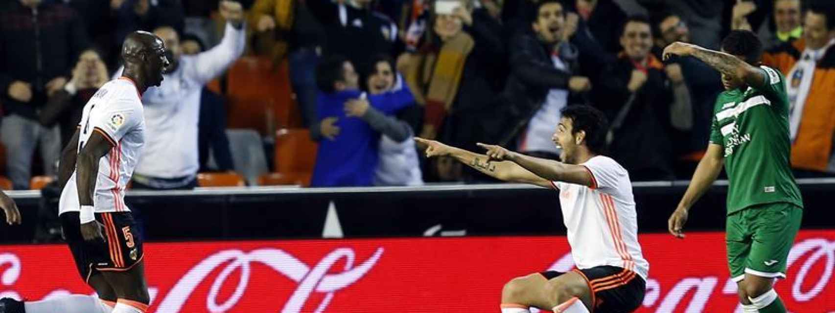 Mangala celebra el gol del Valencia.