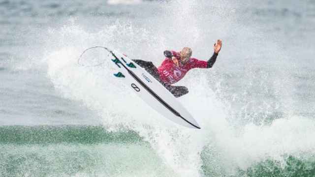 Kelly Slater surfeando.